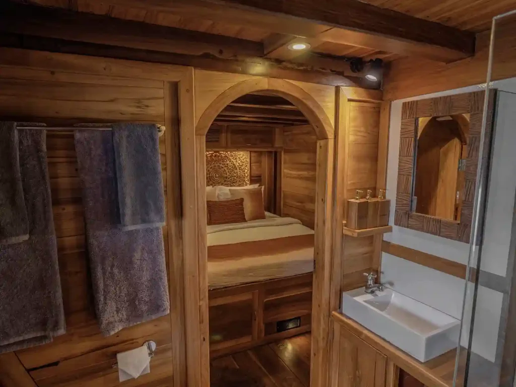 Anne Bonny — charter yacht in Raja Ampat