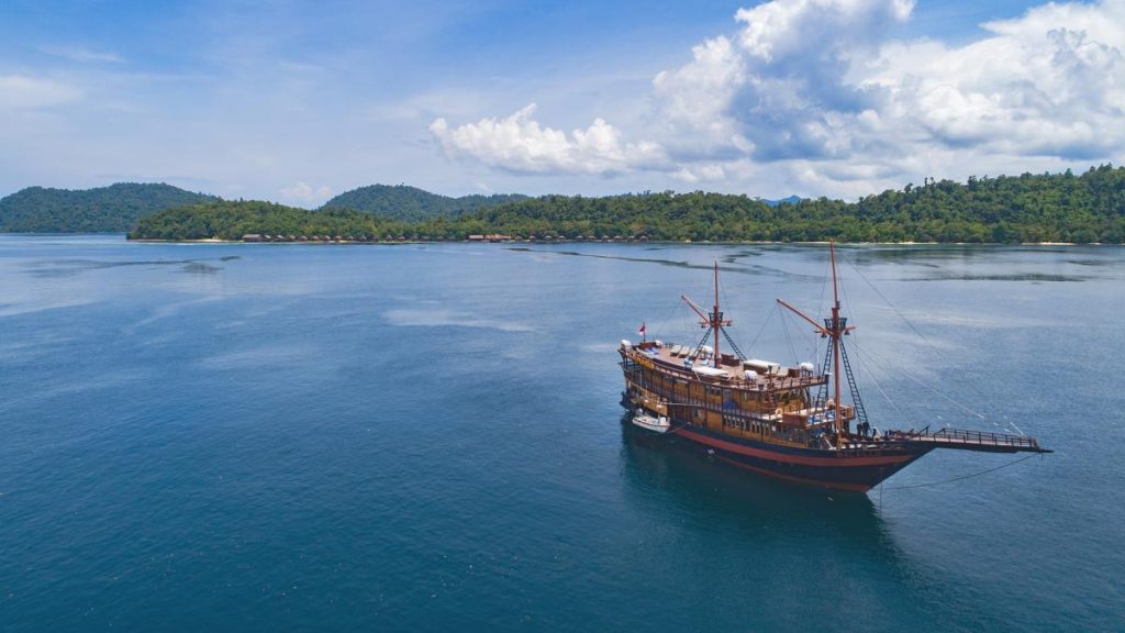 Malaillo — Premium Phinisi charter in Raja Ampat