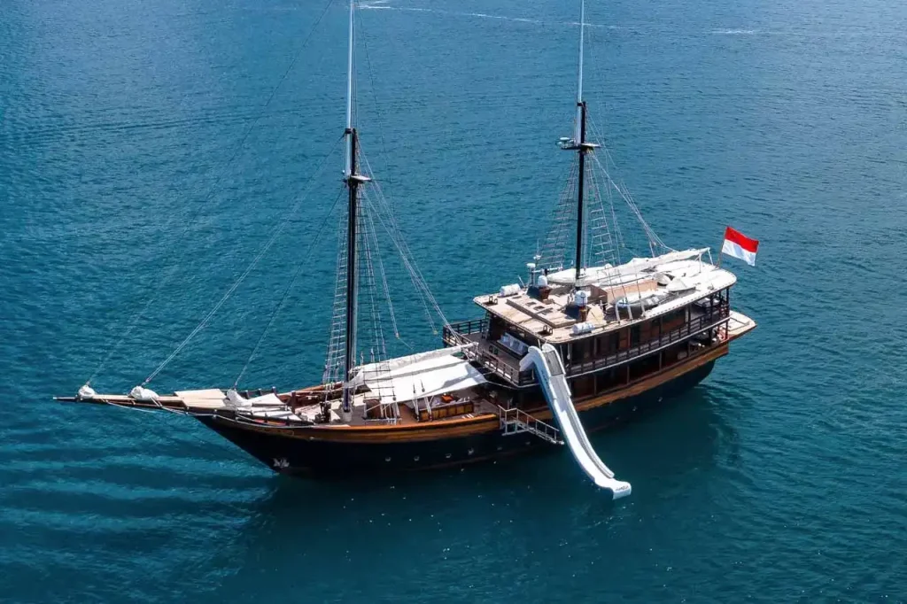 Dunia Baru — charter yacht in Raja Ampat