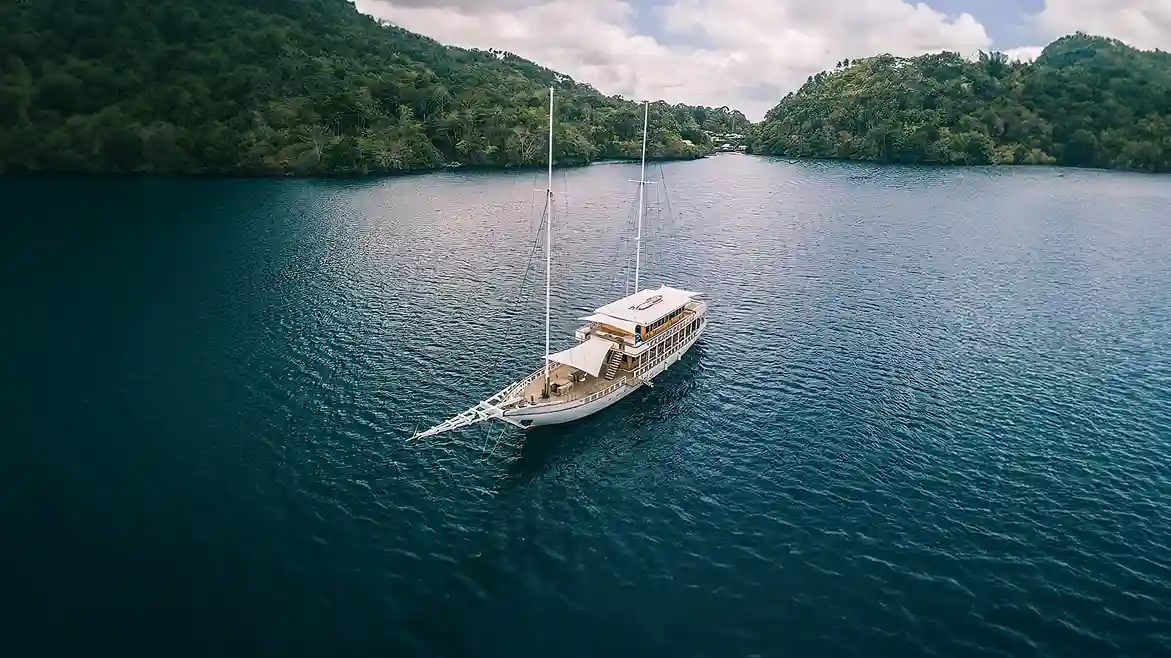 Fenides — Luxury Phinisi in Raja Ampat