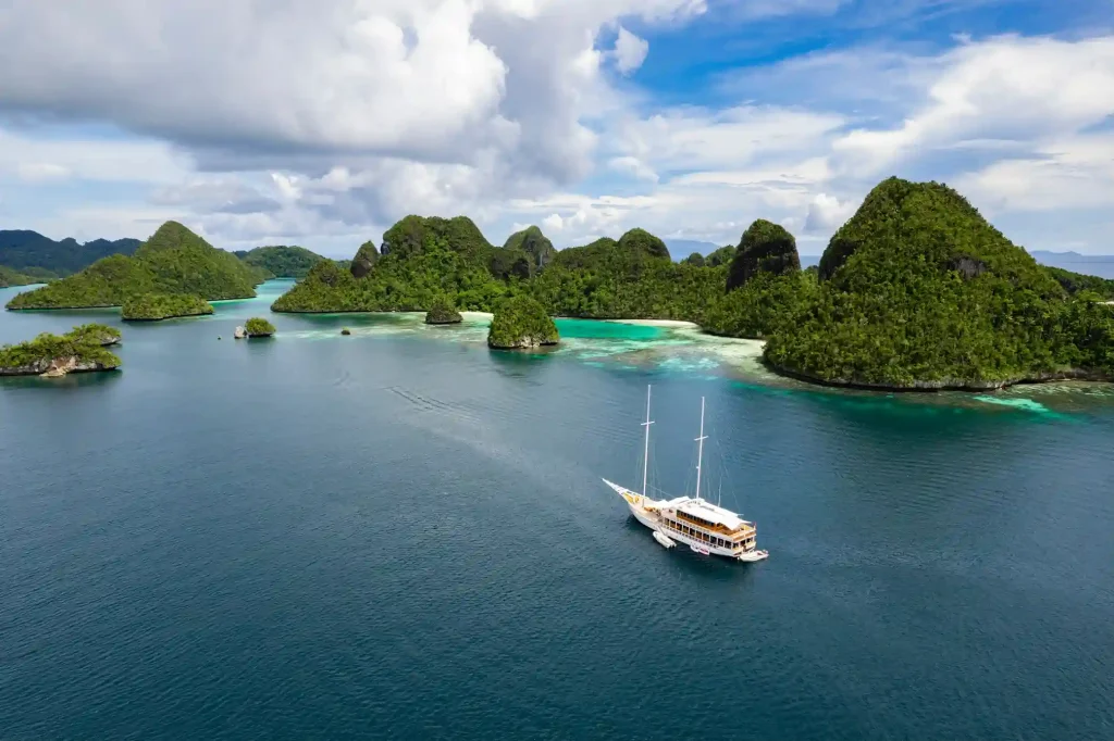 Fenides — charter yacht in Raja Ampat