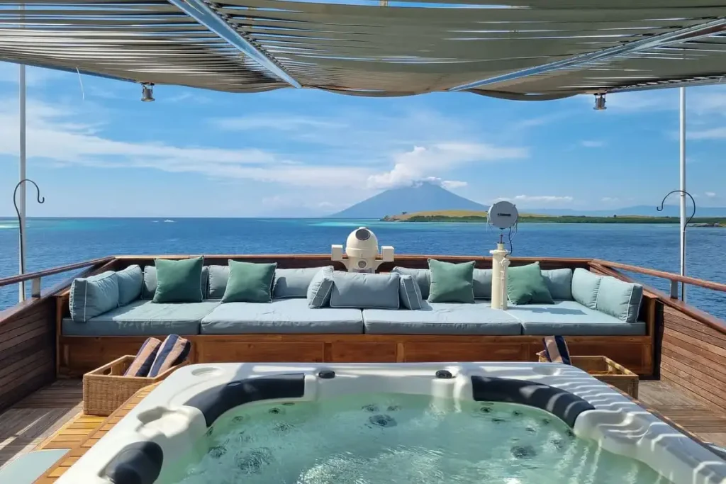 Kudanil Explorer — charter yacht in Raja Ampat
