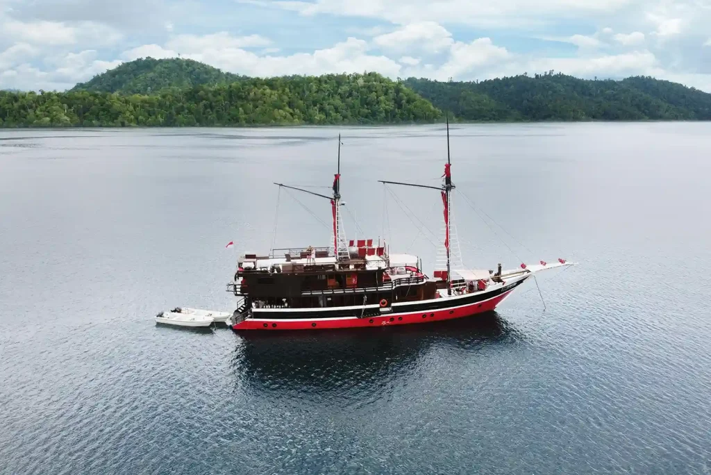 La Galigo — charter yacht in Raja Ampat