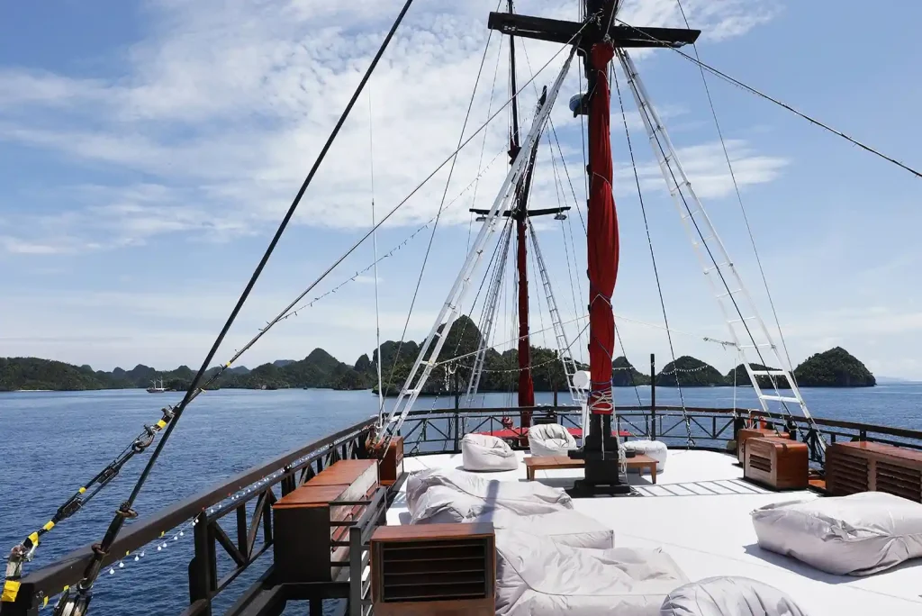 La Galigo — charter yacht in Raja Ampat