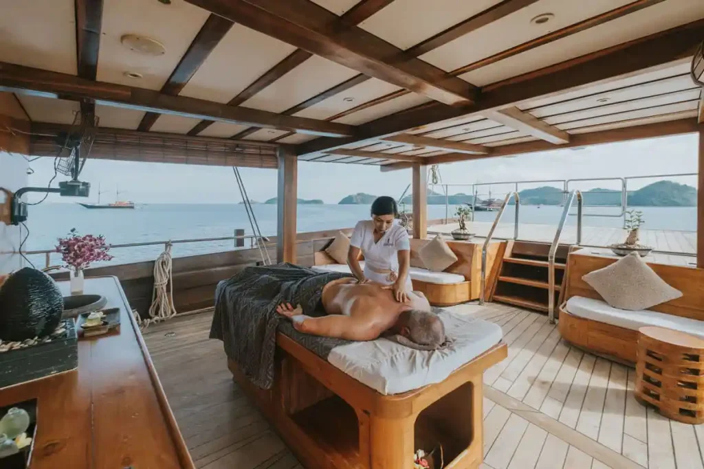 LAMIMA — charter yacht in Raja Ampat