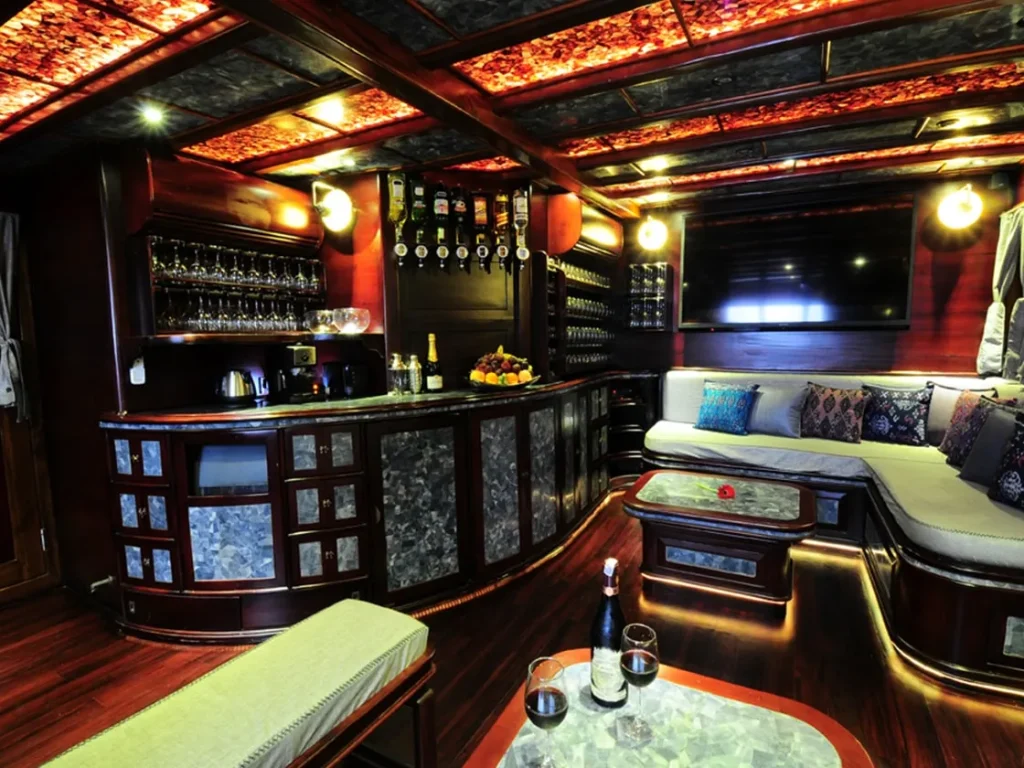 Manta Mae — charter yacht in Raja Ampat