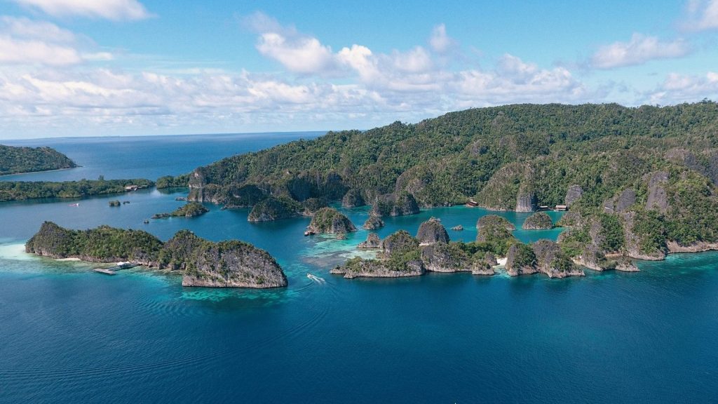 Teman — Premium Phinisi charter in Raja Ampat