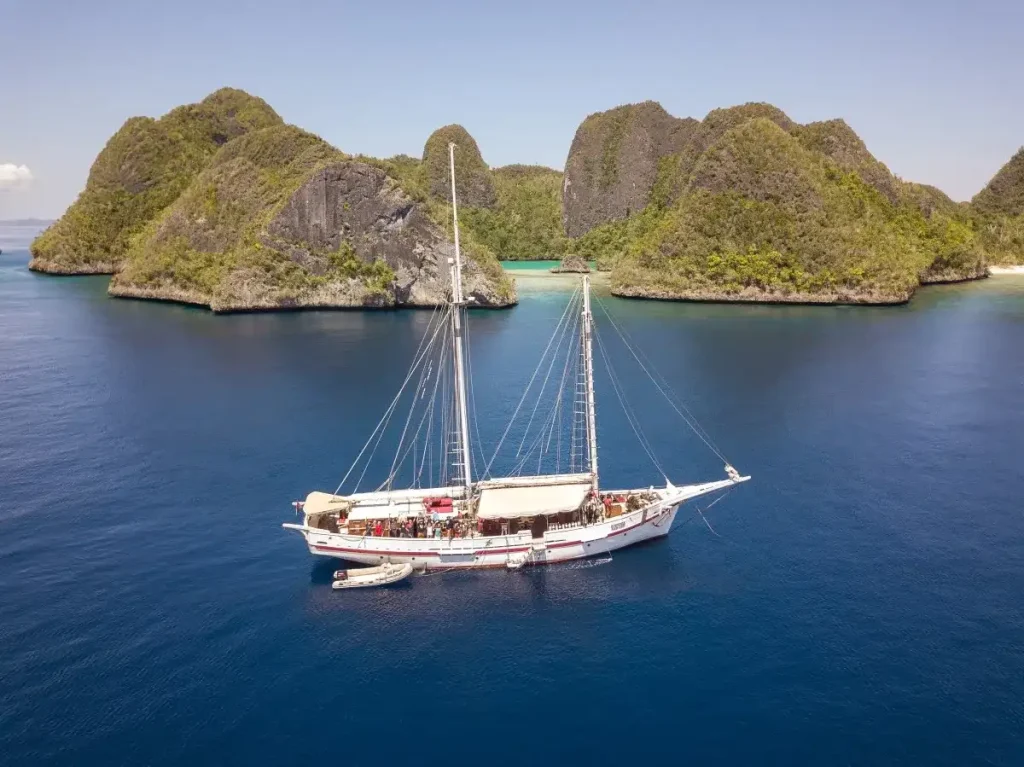 Emperor Raja Laut — charter yacht in Raja Ampat