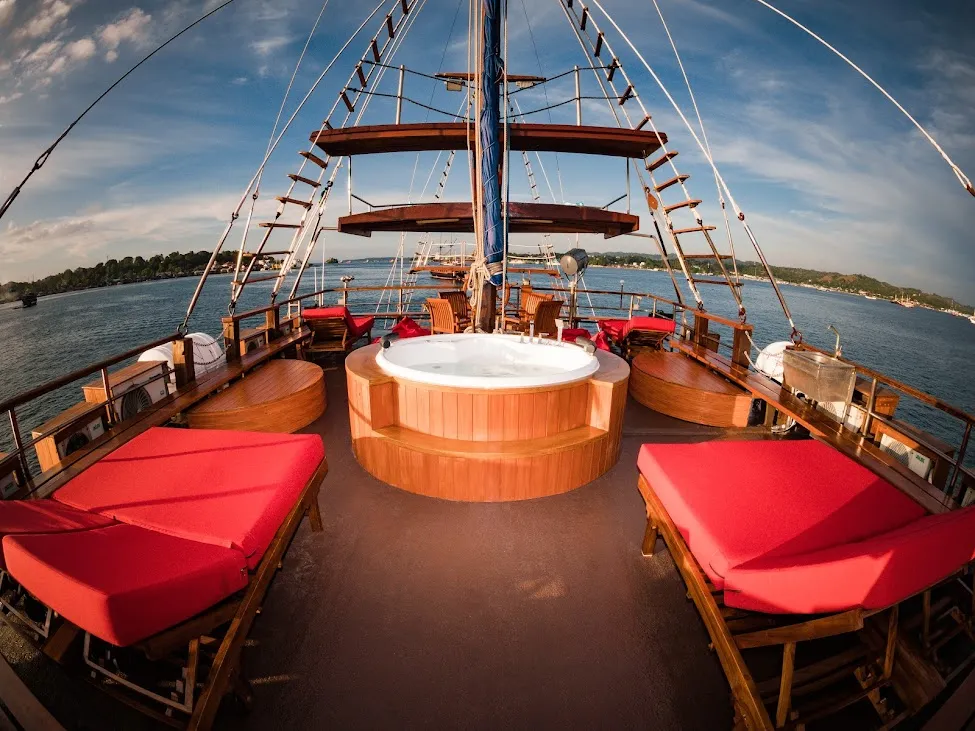 Sea Safari VI — charter yacht in Raja Ampat
