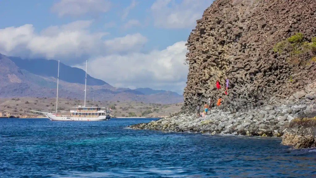 Fenides — charter yacht in Raja Ampat