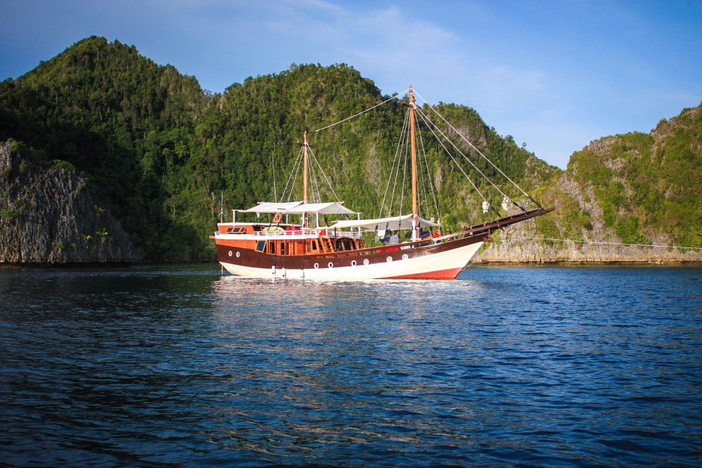 Akomo Isseki — Smart Dive Phinisi available for charter in Raja Ampat