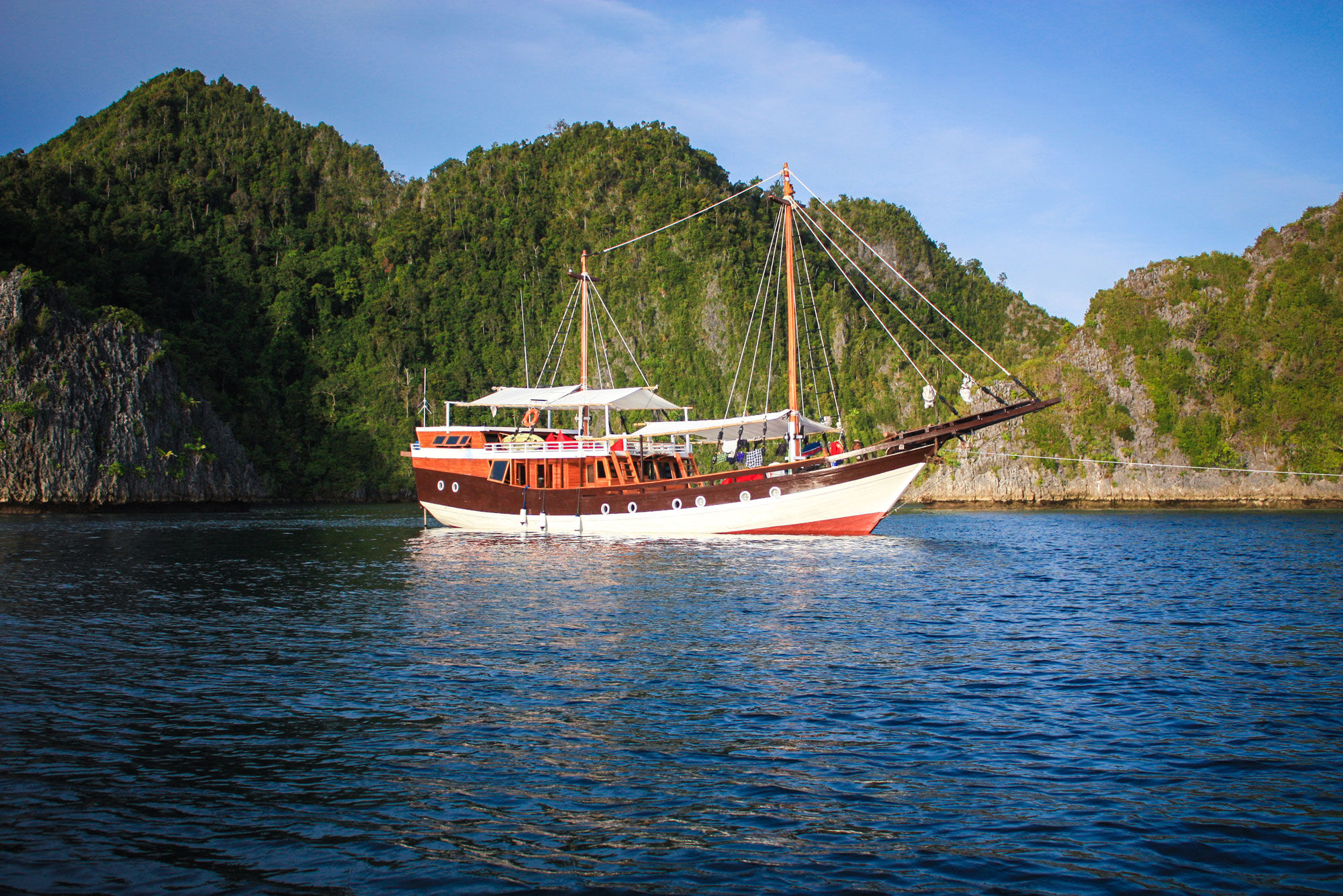 Akomo Isseki — Smart Dive Phinisi in Raja Ampat