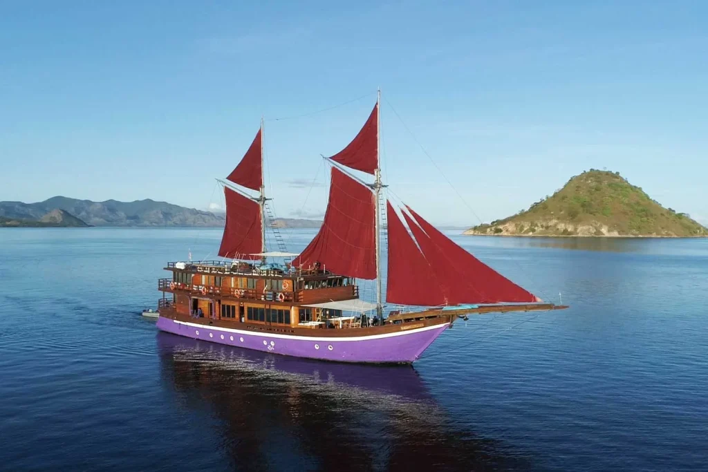 Neomi — Phinisi Buginese Schooner available for charter in Raja Ampat