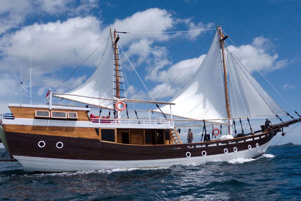 Akomo Isseki — Smart Dive Phinisi charter in Raja Ampat