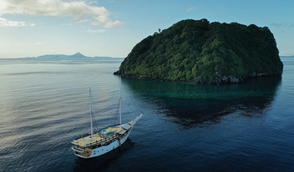 Teman — Premium Phinisi charter in Raja Ampat