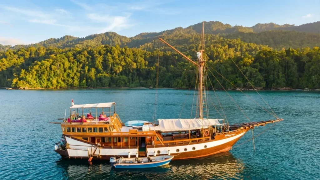Wellenreng — Boutique Phinisi charter in Raja Ampat