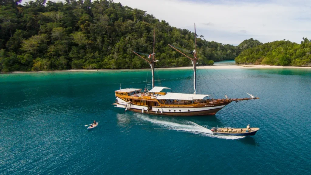 Wellenreng — Boutique Phinisi charter in Raja Ampat